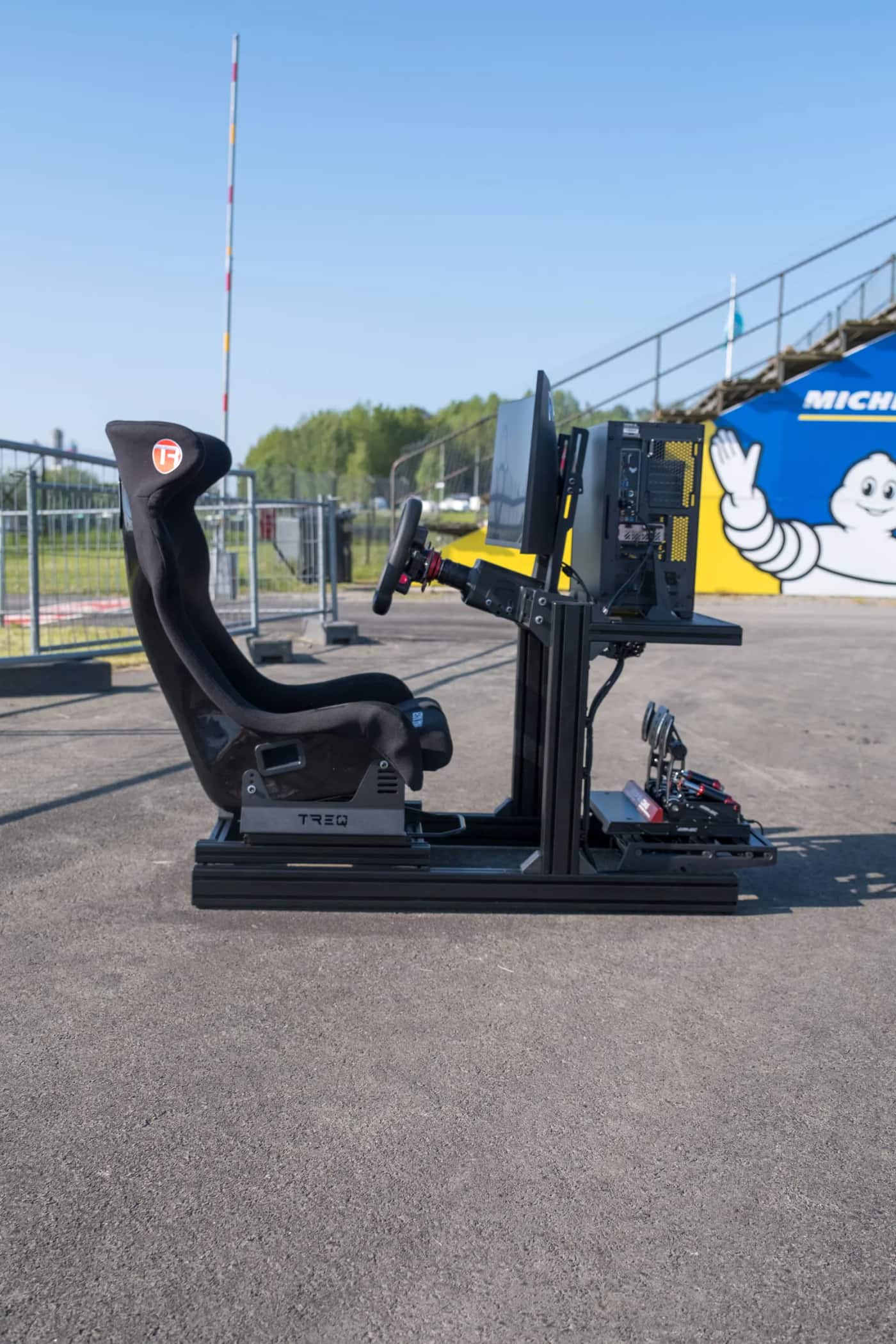 Steg 1 rigg — Treq One chassi med Simagic direct drive