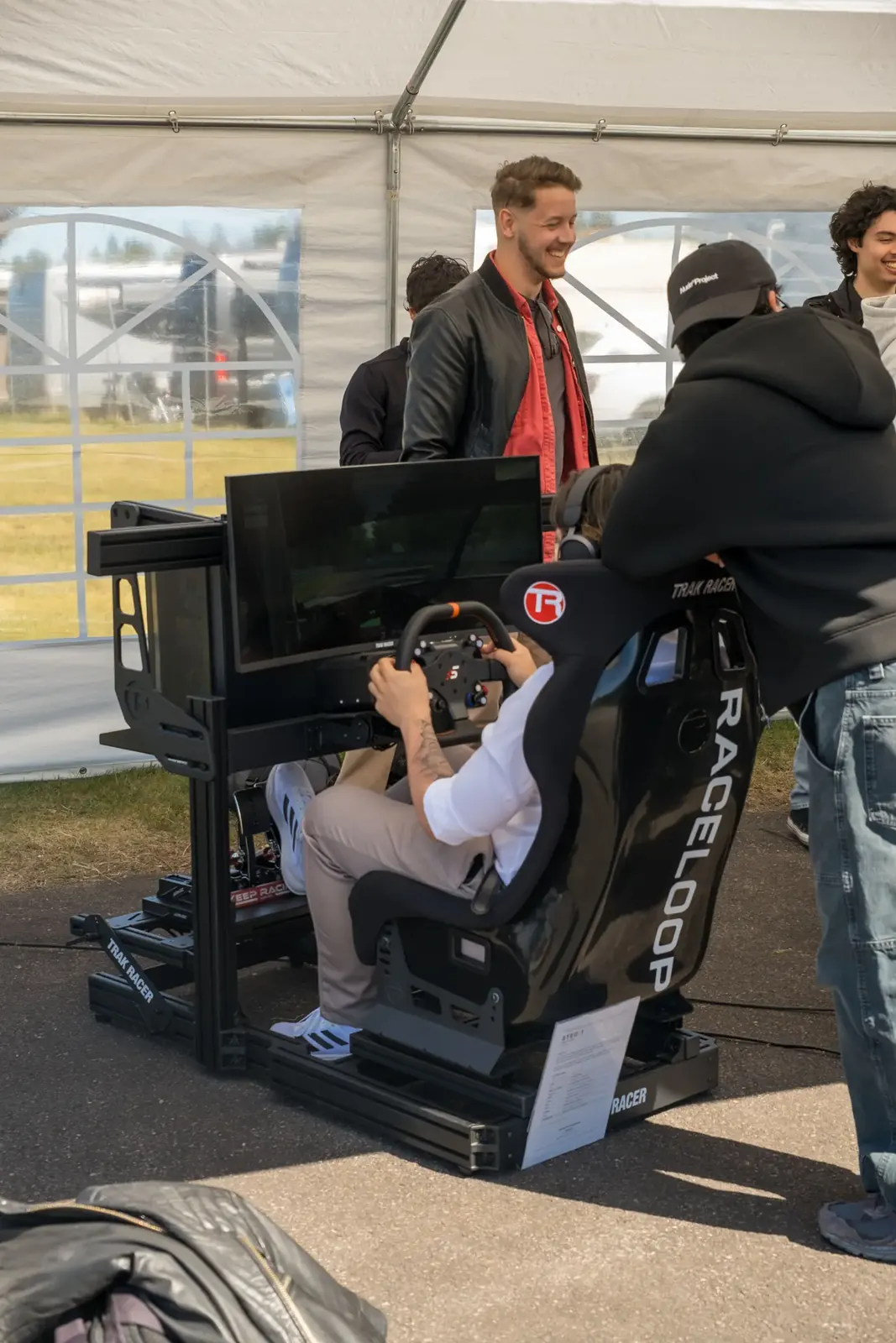 Hyr en racingsimulator till festen. Vi sköter allt. — guests