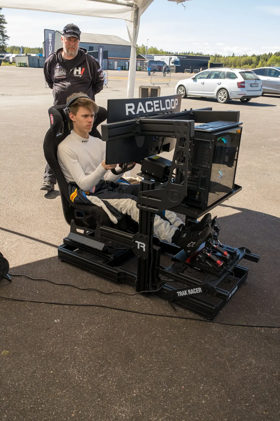 Hyr en racingsimulator till festen. Vi sköter allt.