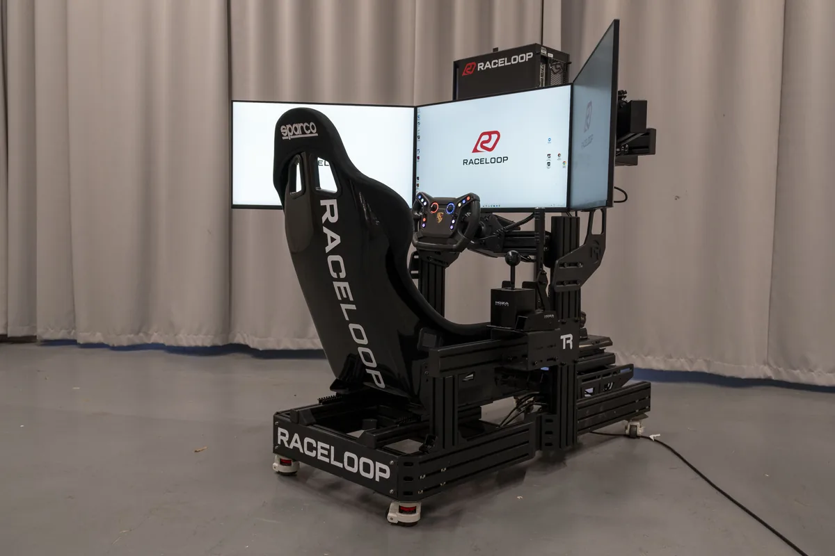 RaceLoop-rigg med trippelskärm på eCar Expo